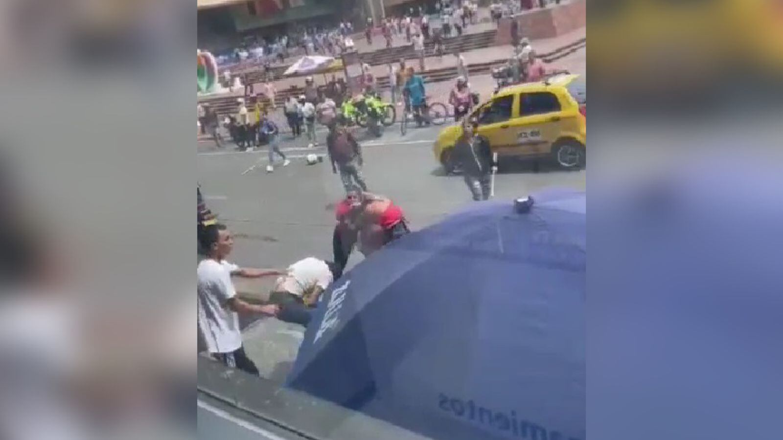 Son seis las personas involucradas en la pelea.