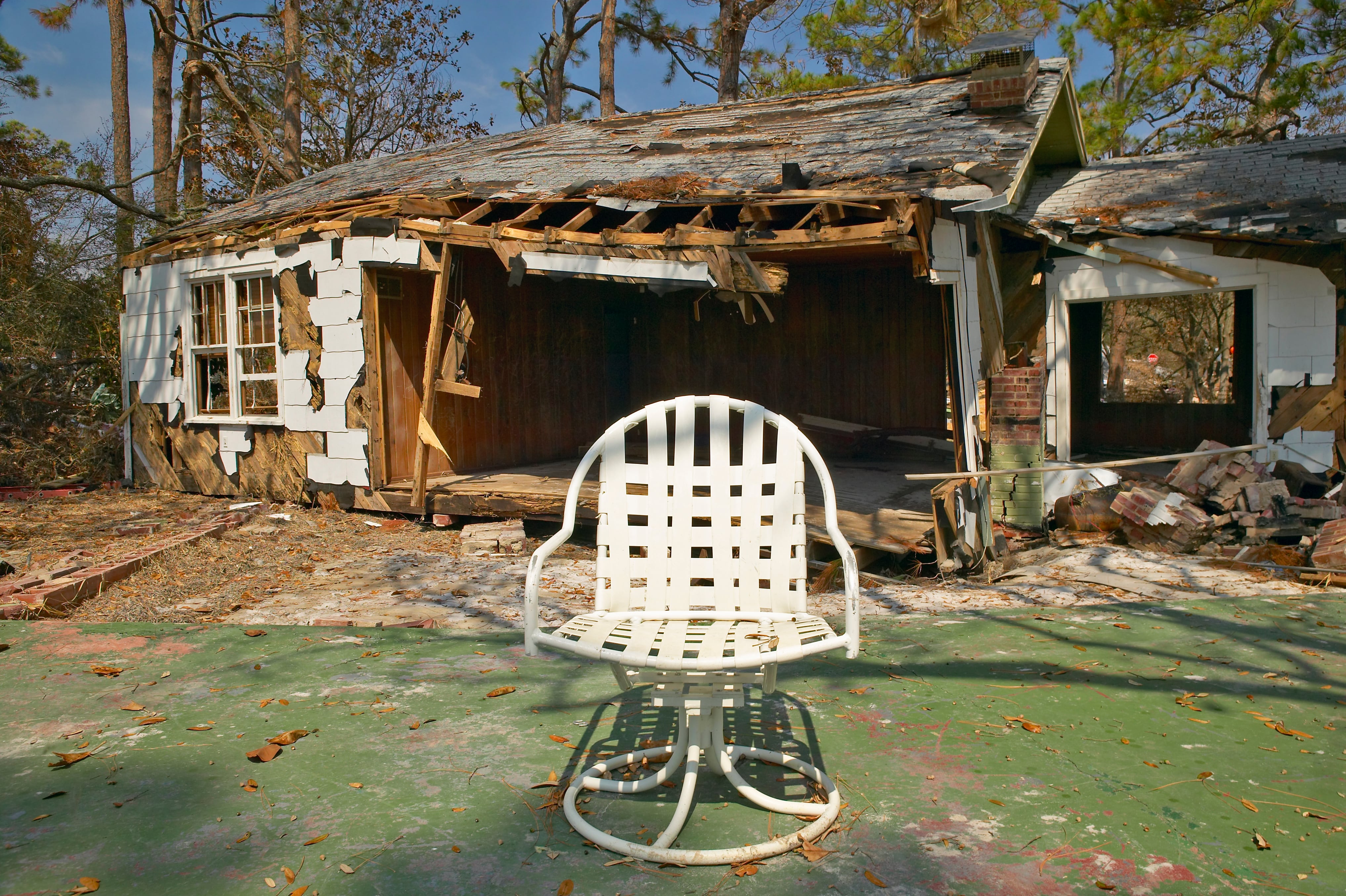 La mujer toma los artículos, los arregla y los vende ganándole grandes cantidades de dinero