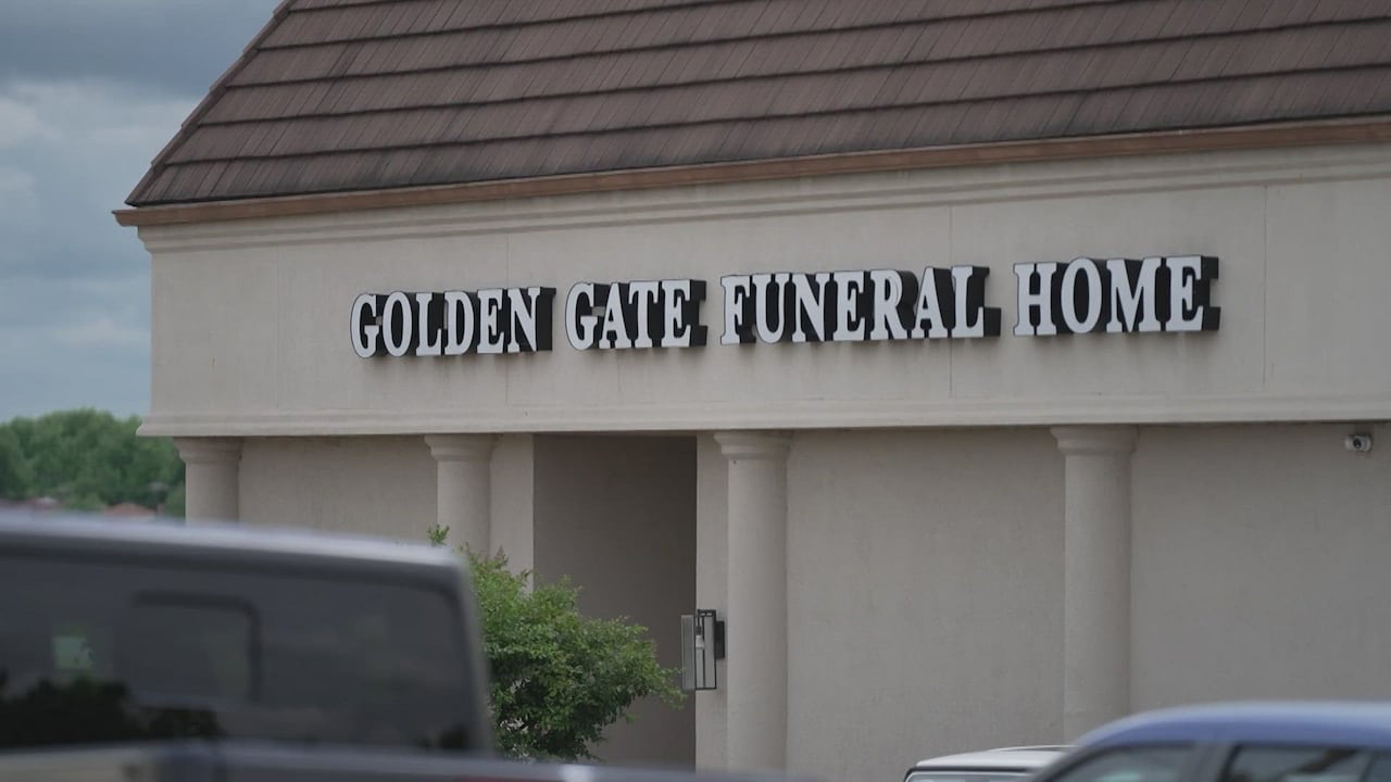Imagen de la entrada principal de la funeraria Golden Gate en Dallas, Texas, relacionada con el caso del bebé hallado en ropa de lavandería.