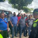 El comandante de la Policía Metropolitana de Barranquilla, coronel Jorge Urquijo, estableció una conversación con los trabajadores de la empresa Coochofal, en la Circunvalar.