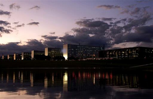 La Plaza de los Tres Poderes está constituida por una amplia avenida llamada Explanada de los Ministerios, donde está concentrada toda la administración federal en edificios iguales de 9 pisos. 