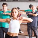 Grupo de personas se ejercitan durante una clase de baile.