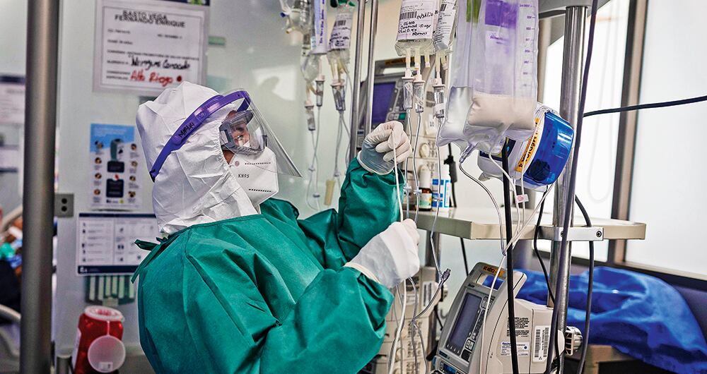 Esta nueva ola de contagios ha alcanzado a los menores de 40 años, que al no recibir vacunas están más expuestos al virus. 