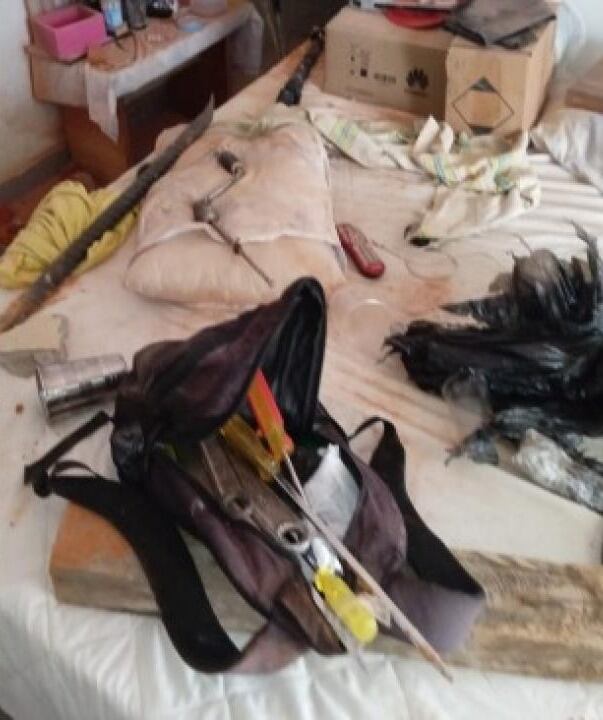 Estos fueron los elementos usados y abandonados por los delincuentes para hacer el hueco