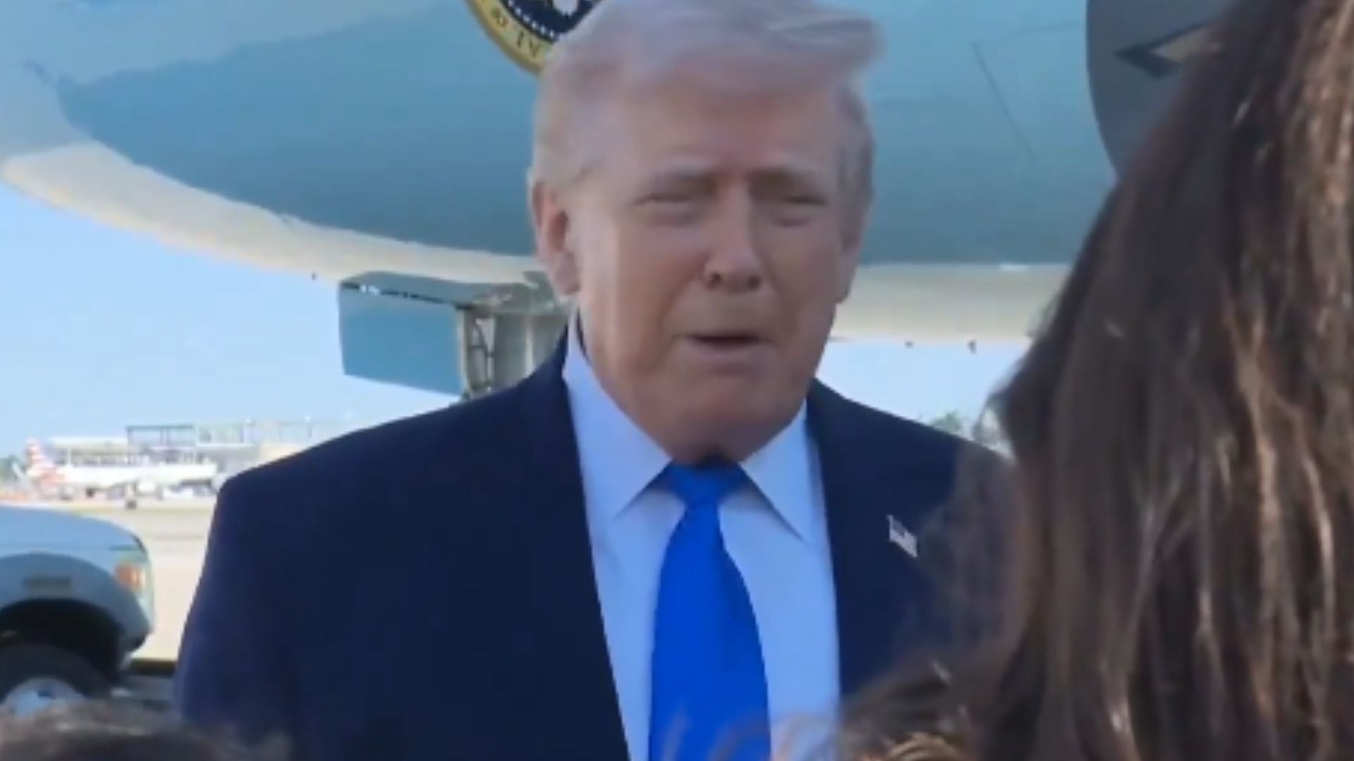 Donald Trump habla con periodistas en la pista del aeropuerto de Palm Beach antes de abordar el Air Force One, comentando sobre Irán y la diplomacia internacional.