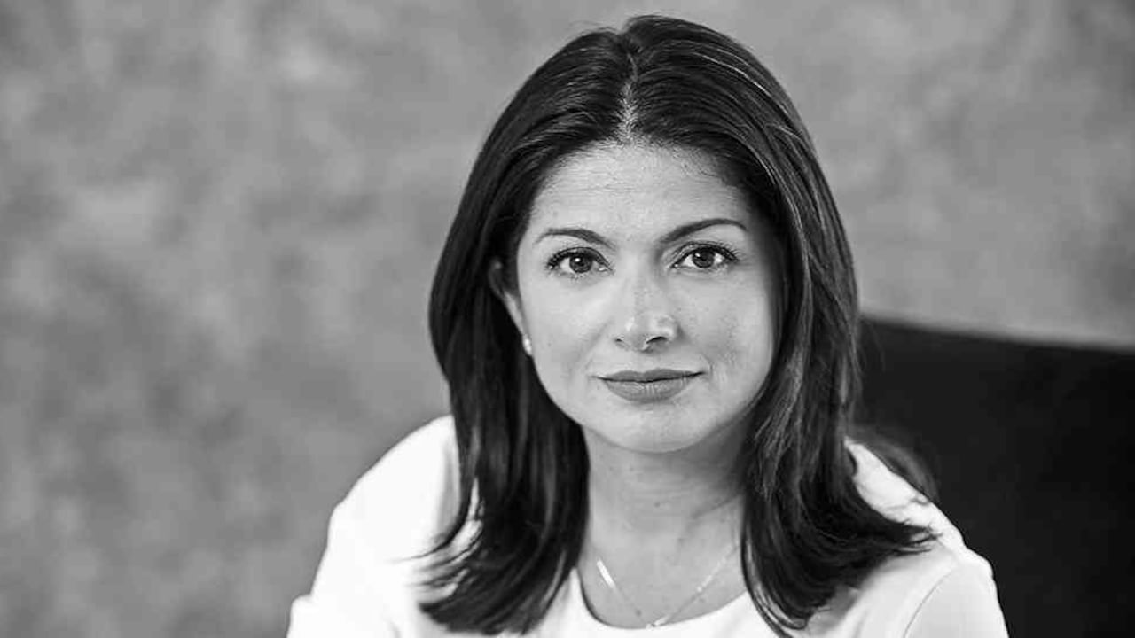 En una capilla discreta a la izquierda de la entrada de la basílica del Señor Caído hay una Virgen de piel oscura y traje dorado que carga a su hijo en el regazo. Ella porta en la mano derecha una esfera que representa el mundo.