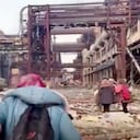 Algunas personas caminan entre los escombros en la planta siderúrgica Azovstal de Mariúpol (Ucrania), en una foto sin fecha suministrada por los militares ucranianos el 1ro de mayo del 2022.