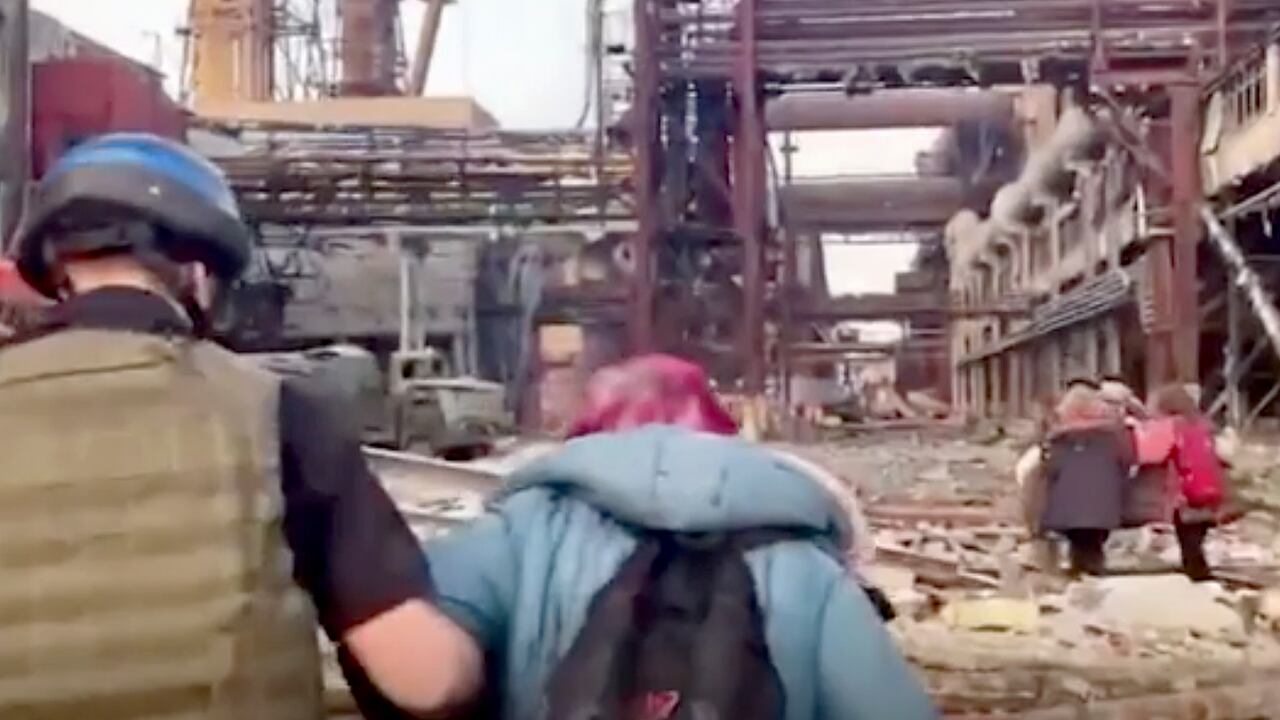 Algunas personas caminan entre los escombros en la planta siderúrgica Azovstal de Mariúpol (Ucrania), en una foto sin fecha suministrada por los militares ucranianos el 1 de mayo del 2022.