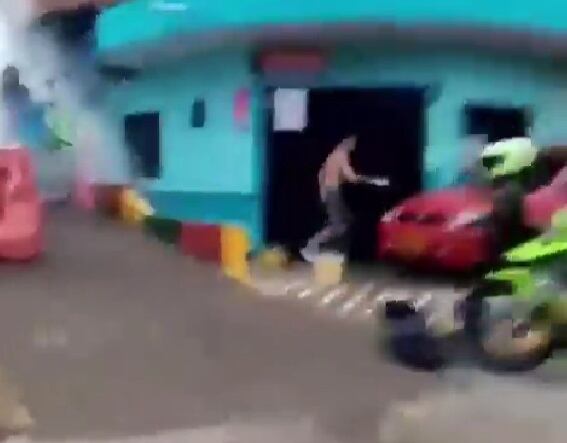 La Policía no logró detener el escape de diez reclusos.