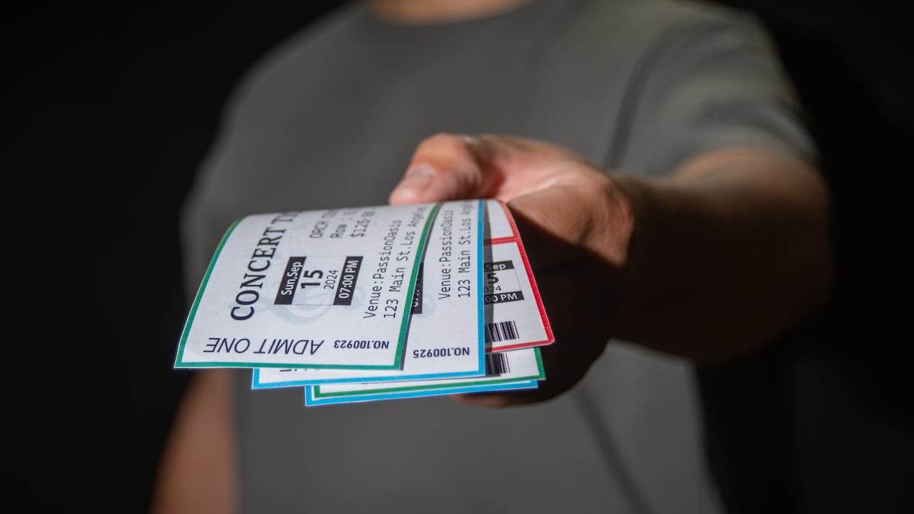 La Comisión Federal de Comercio y fiscales de siete estados señala que las compañías permitieron a intermediarios adquirir miles de entradas para revenderlas.