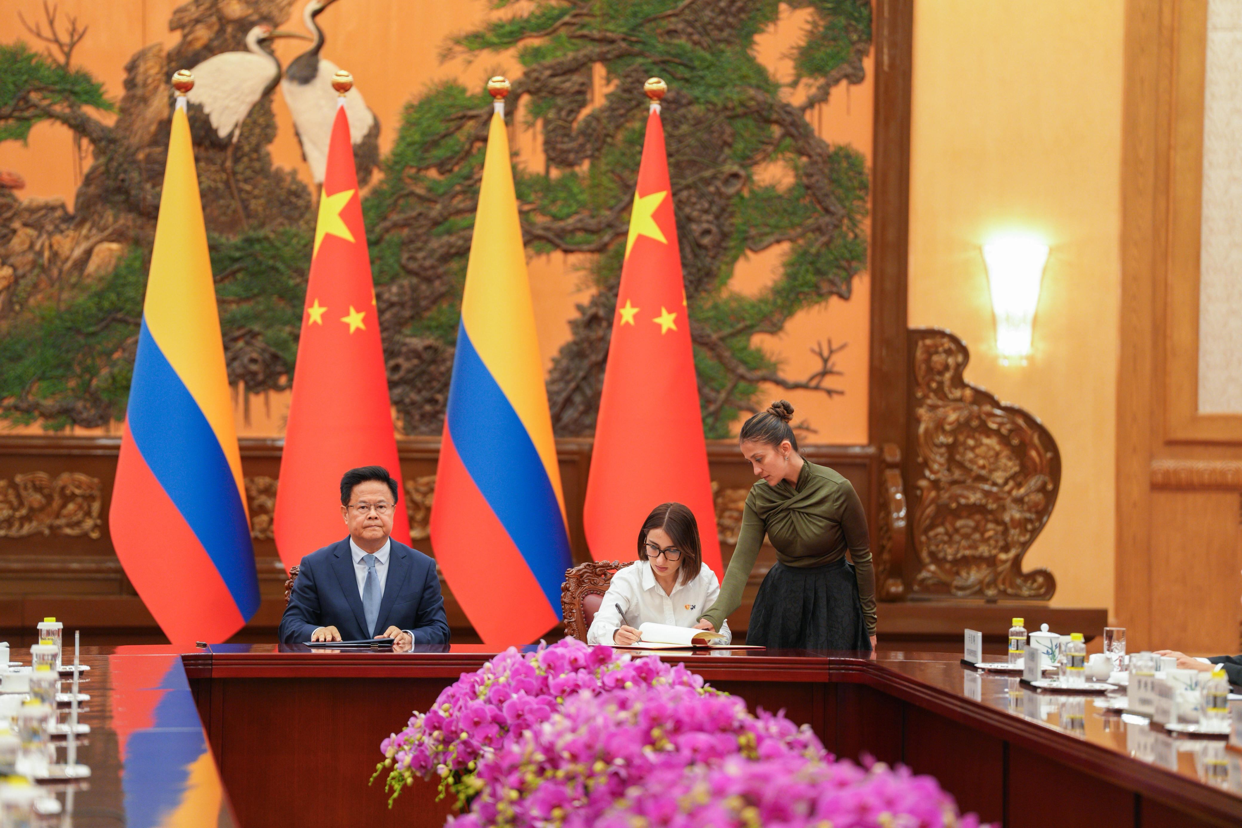 La firma del acuerdo entre Colombia y China.