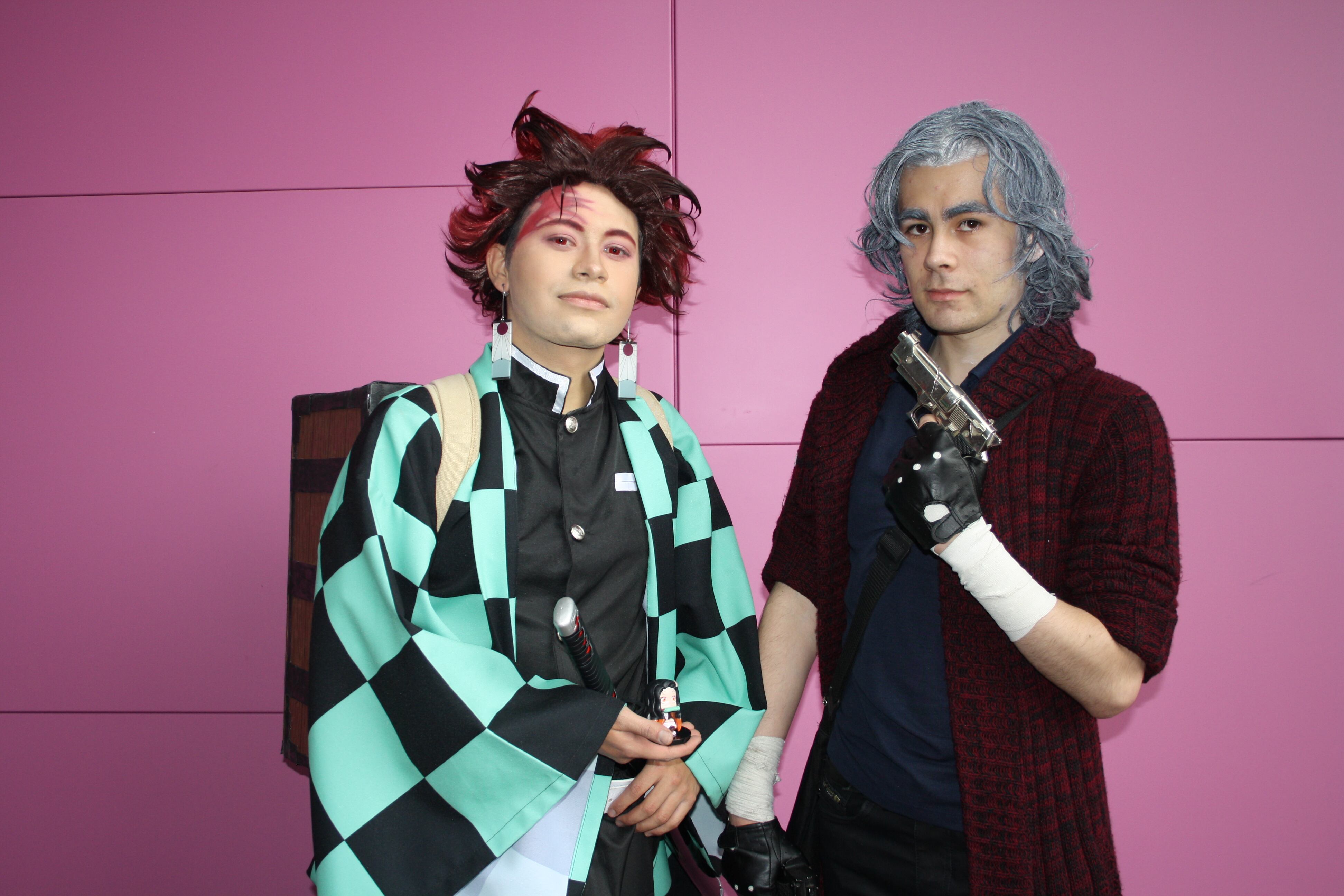 Las personas acuden al evento haciendo "cosplay".