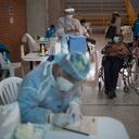 Más de 22.000 adultos mayores de 60 años, es decir la población más vulnerable a la enfermedad, se salvaron el año pasado gracias a las vacunas.
Foto: Esteban Vega La-Rotta