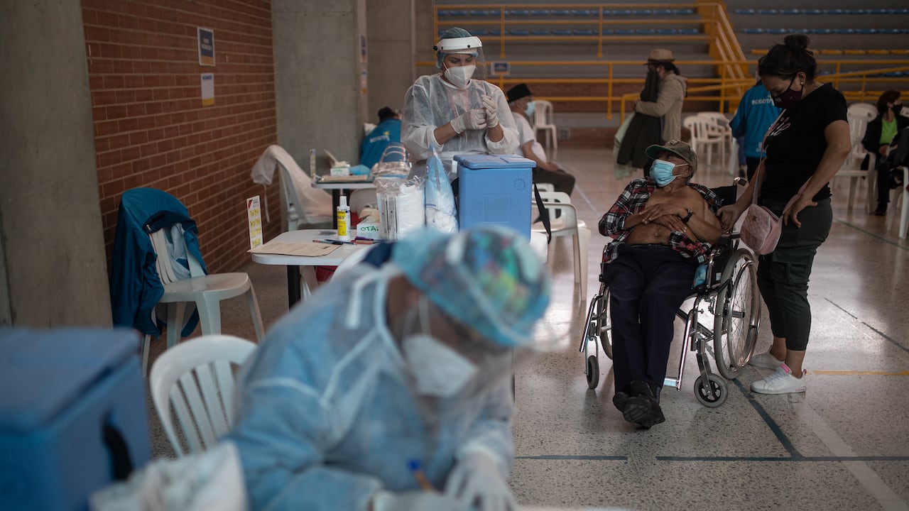 Más de 22.000 adultos mayores de 60 años, es decir la población más vulnerable a la enfermedad, se salvaron el año pasado gracias a las vacunas.
Foto: Esteban Vega La-Rotta