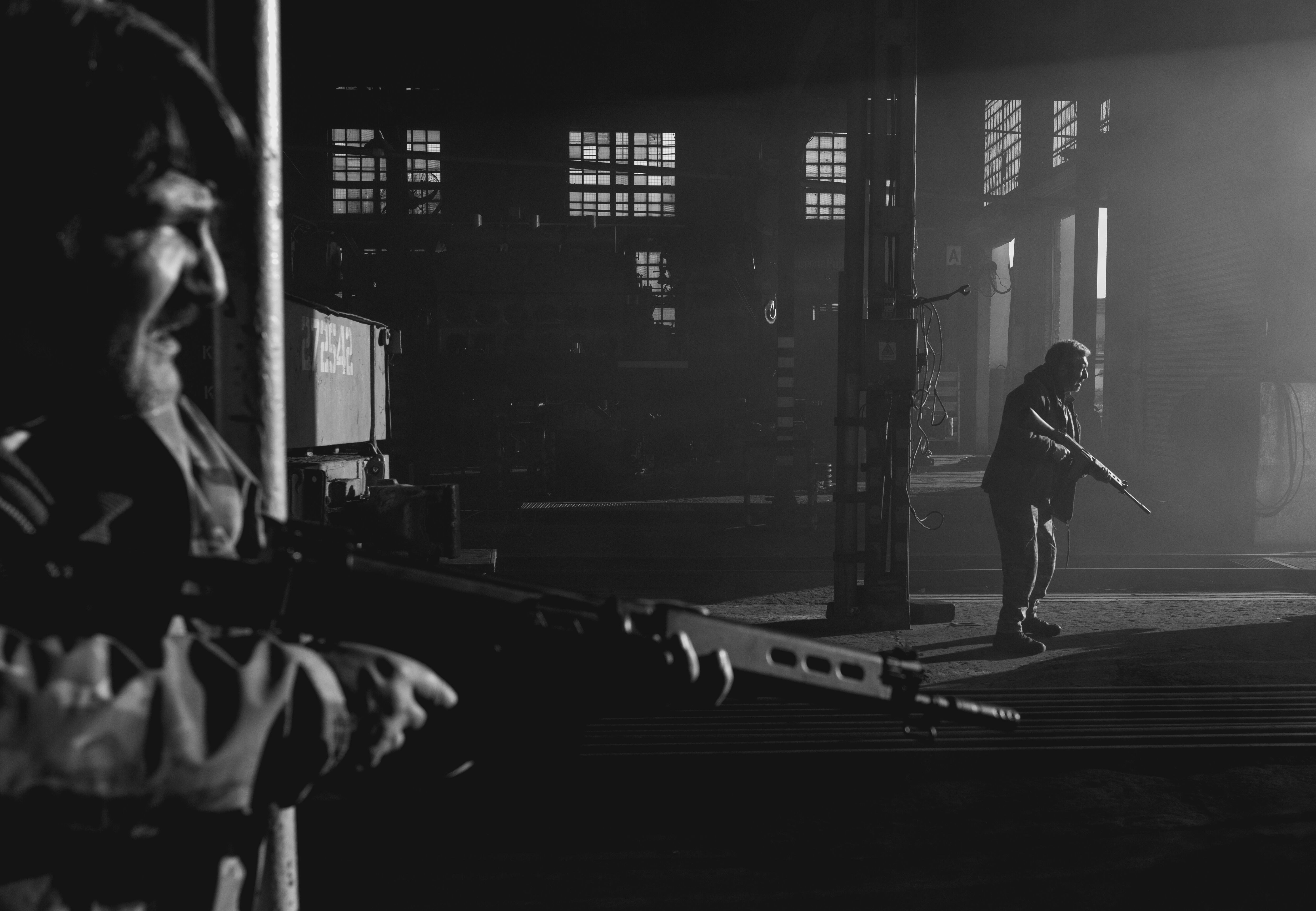 El Eternauta. (L to R) Cesar Troncoso as Favalli, Ricardo Darín as Juan Salvo in El Eternauta.