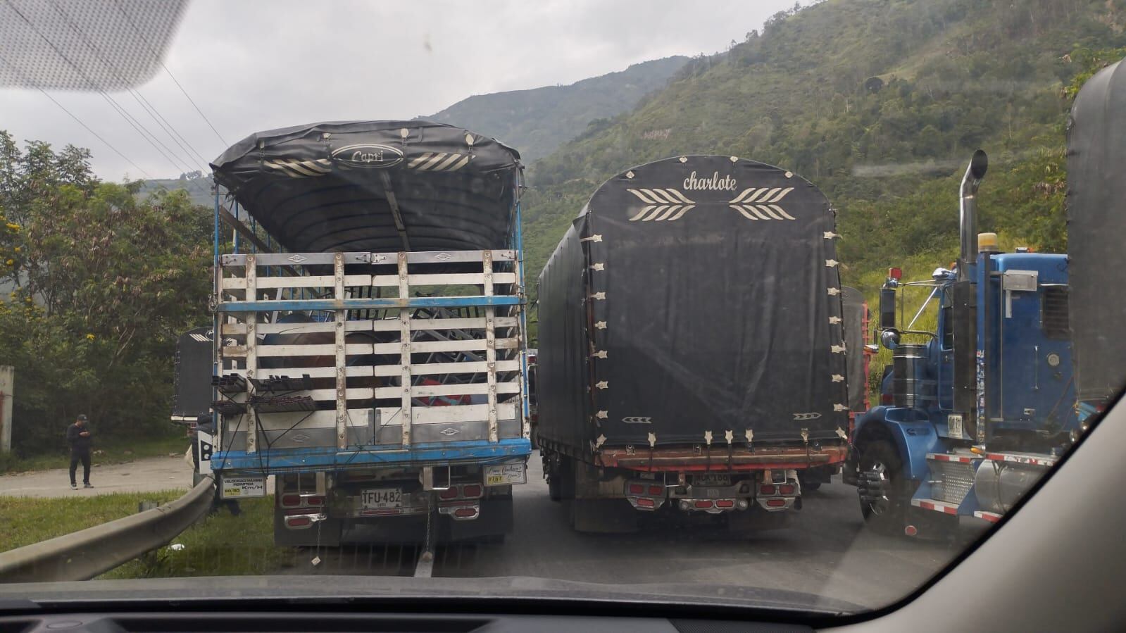 Una gran cantidad de vehículos, sobre todo de carga, están represados. Continúan a la espera de que se abra nuevamente el corredor vial.