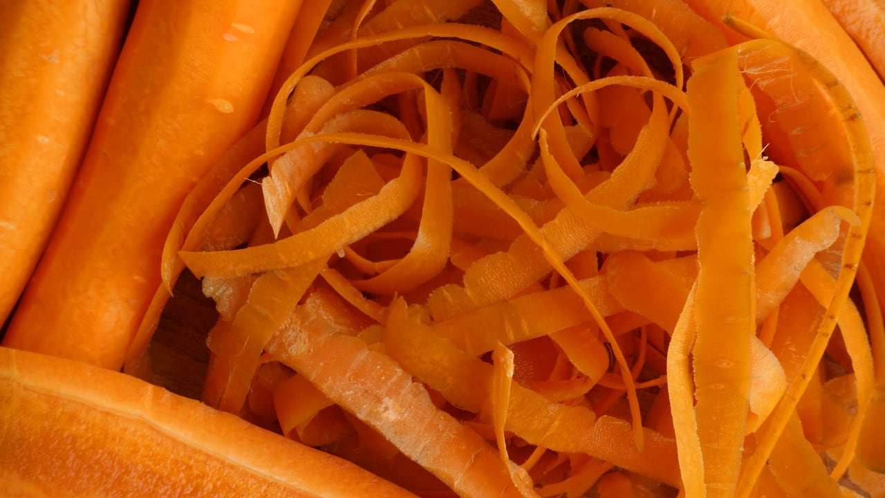 La zanahoria disminuye el riesgo de desarrollar caries y ayuda a eliminar las bacterias entre los dientes.