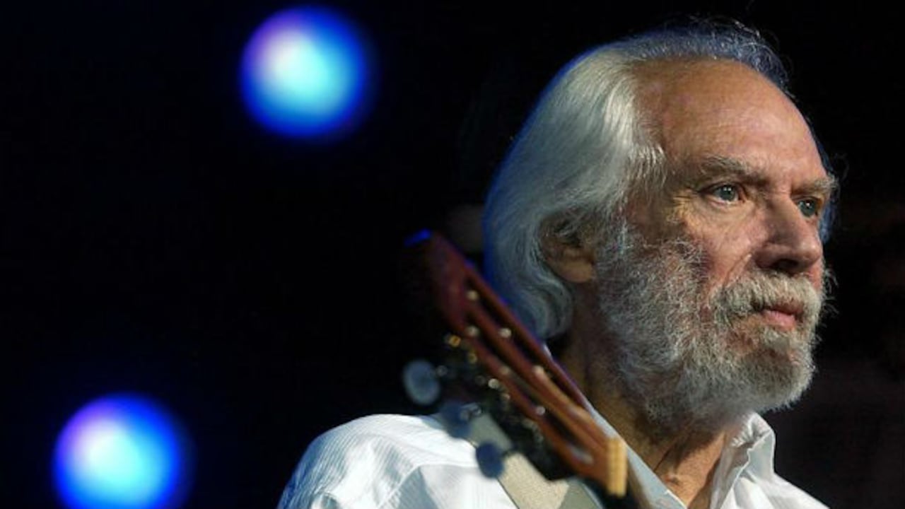 Foto de archivo tomada el 24 de julio de 2004 del cantautor francés de origen griego Georges Moustaki durante una actuación en el ámbito del Festival Paleo de Nyon (Suiza).