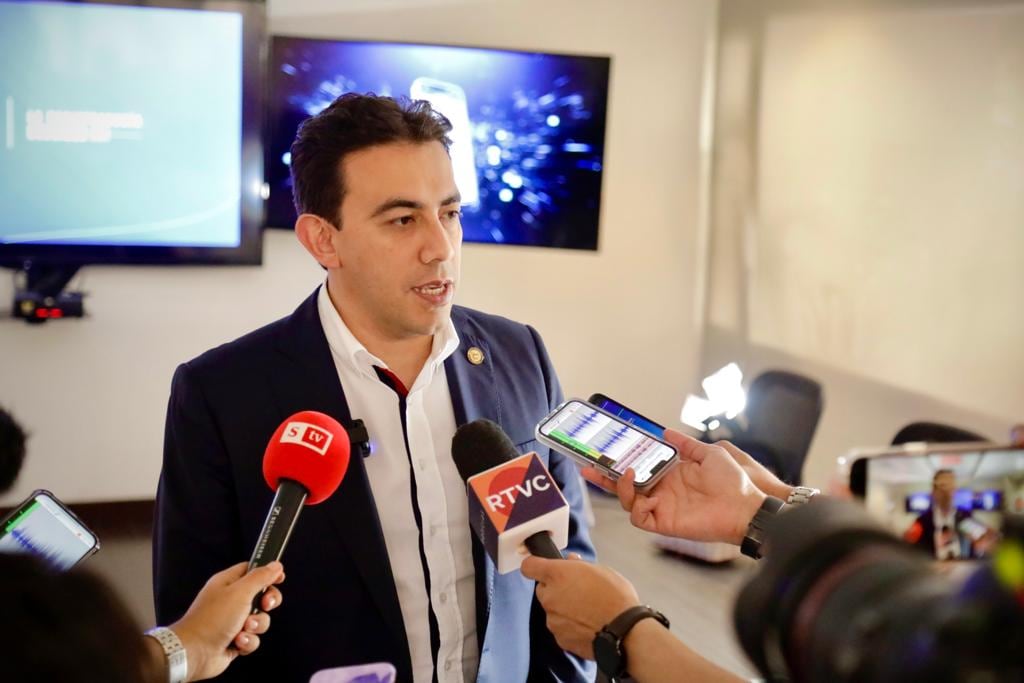 El registrador Alexander Vega anunció que no se producirá más la cédula amarilla en Colombia.