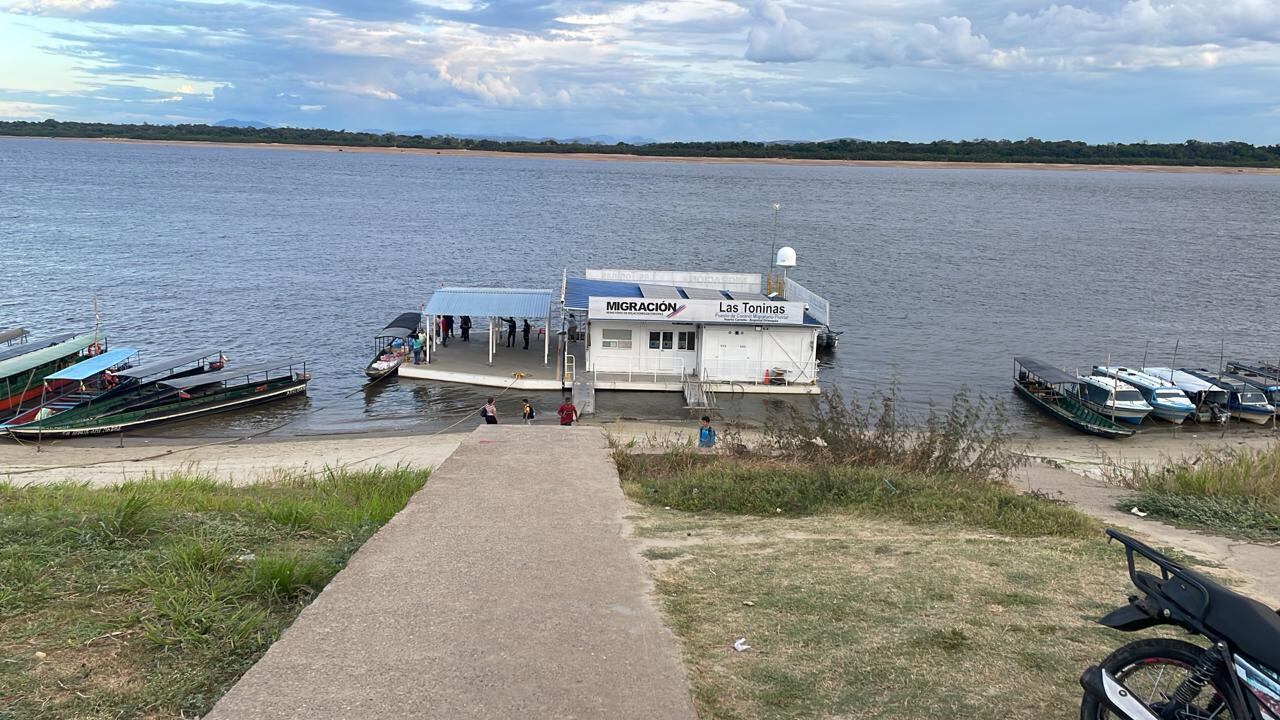 Los colombianos detenidos en Venezuela fueron entregados a Migración Colombia en la frontera.