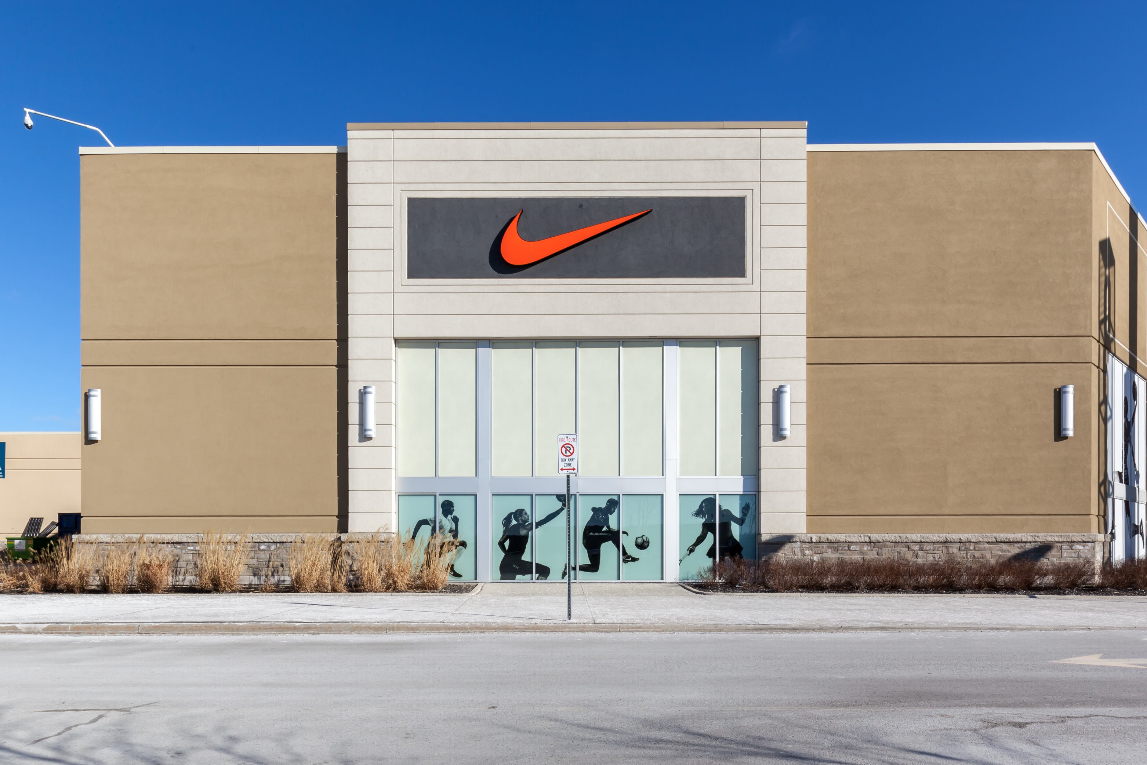 Nike, Inc. es una corporación estadounidense dedicada a la venta de calzado, ropa, equipos, accesorios y servicios.