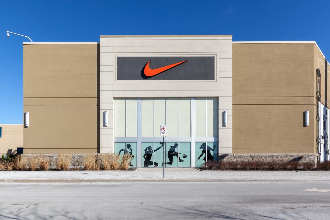 Nike, Inc. es una corporación estadounidense dedicada a la venta de calzado, ropa, equipos, accesorios y servicios.