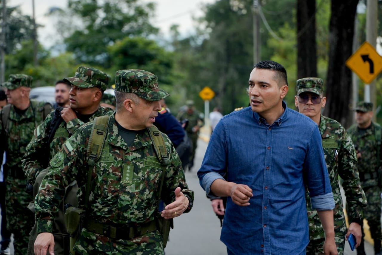 La cúpula militar y el gobernador del Cauca, Octavio Guzmán, adelantaron un consejo extraordinario de seguridad tras este cruel ataque en la Panamericana, además para contrarrestar la amplia ofensiva armada que aún adelanta las disidencias de las Farc en el Cauca.