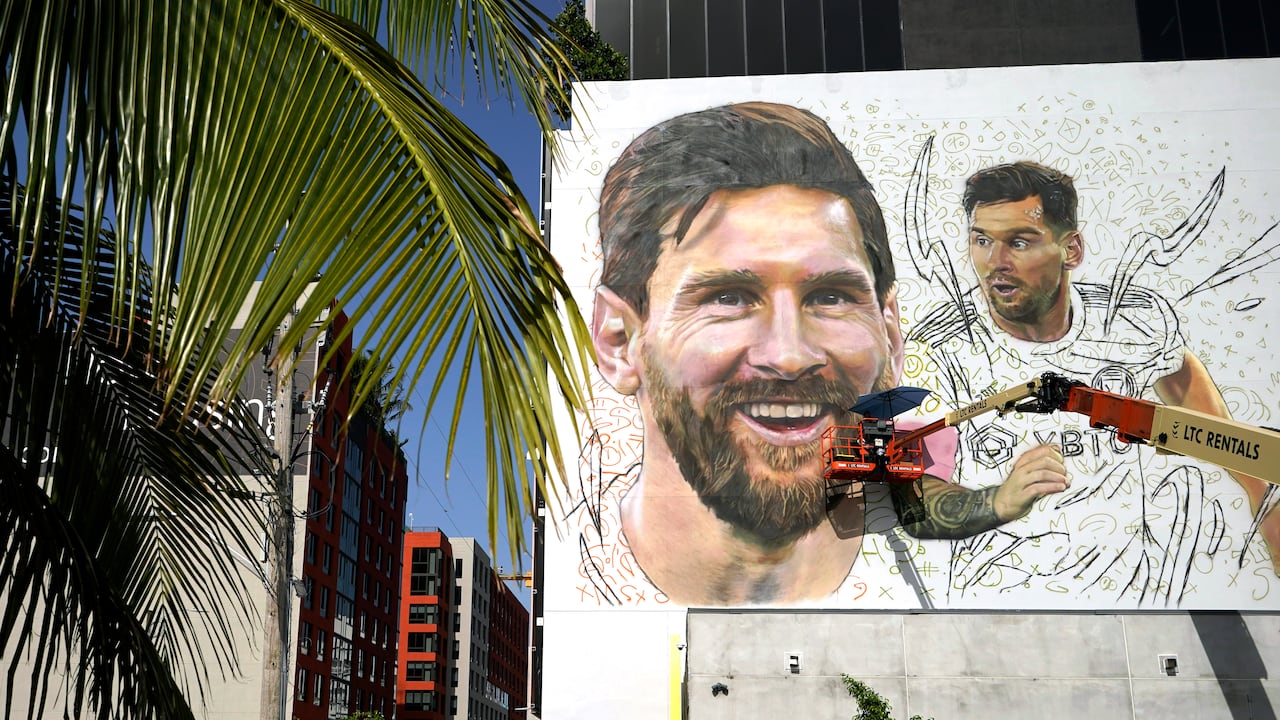 El artista Maximiliano Bagnasco pinta un mural de Lionel Messi el lunes 10 de julio de 2023, en el vecindario Wynwood de Miami (AP Foto/Lynne Sladky)
