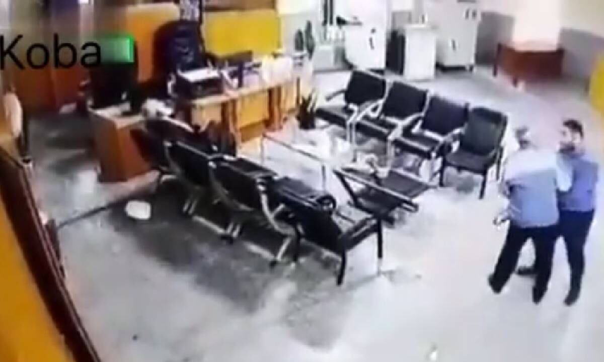 En el video se puede ver el momento en el que un hombre decide quitarle el arma al atacante luego de haber asesinado al clérigo