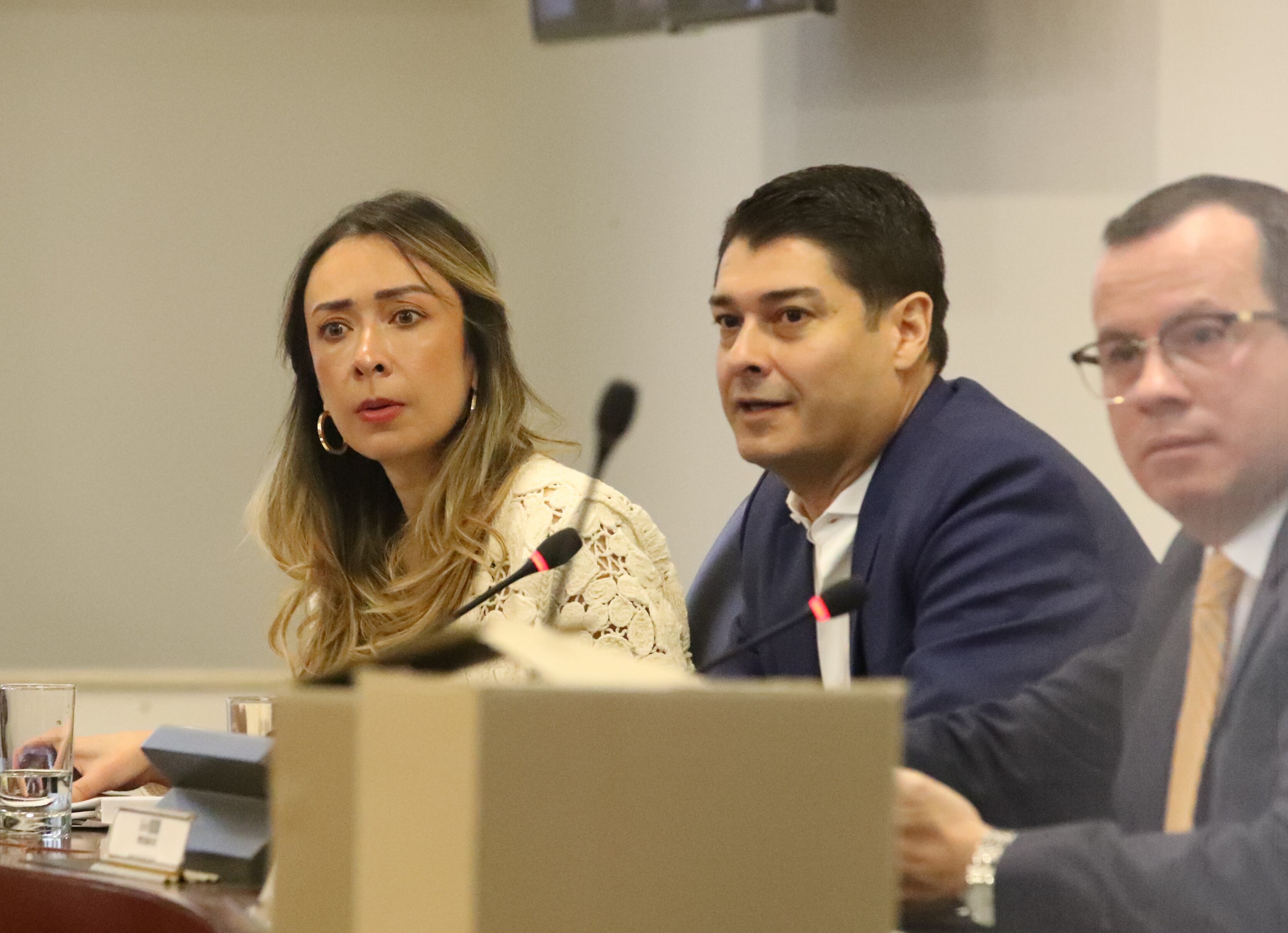 Comisión de Acusaciones de la Cámara de Representantes eligió al liberal Leonardo Gallego como nuevo presidente.  Katherine Miranda del partido Verde fue electa vicepresidenta