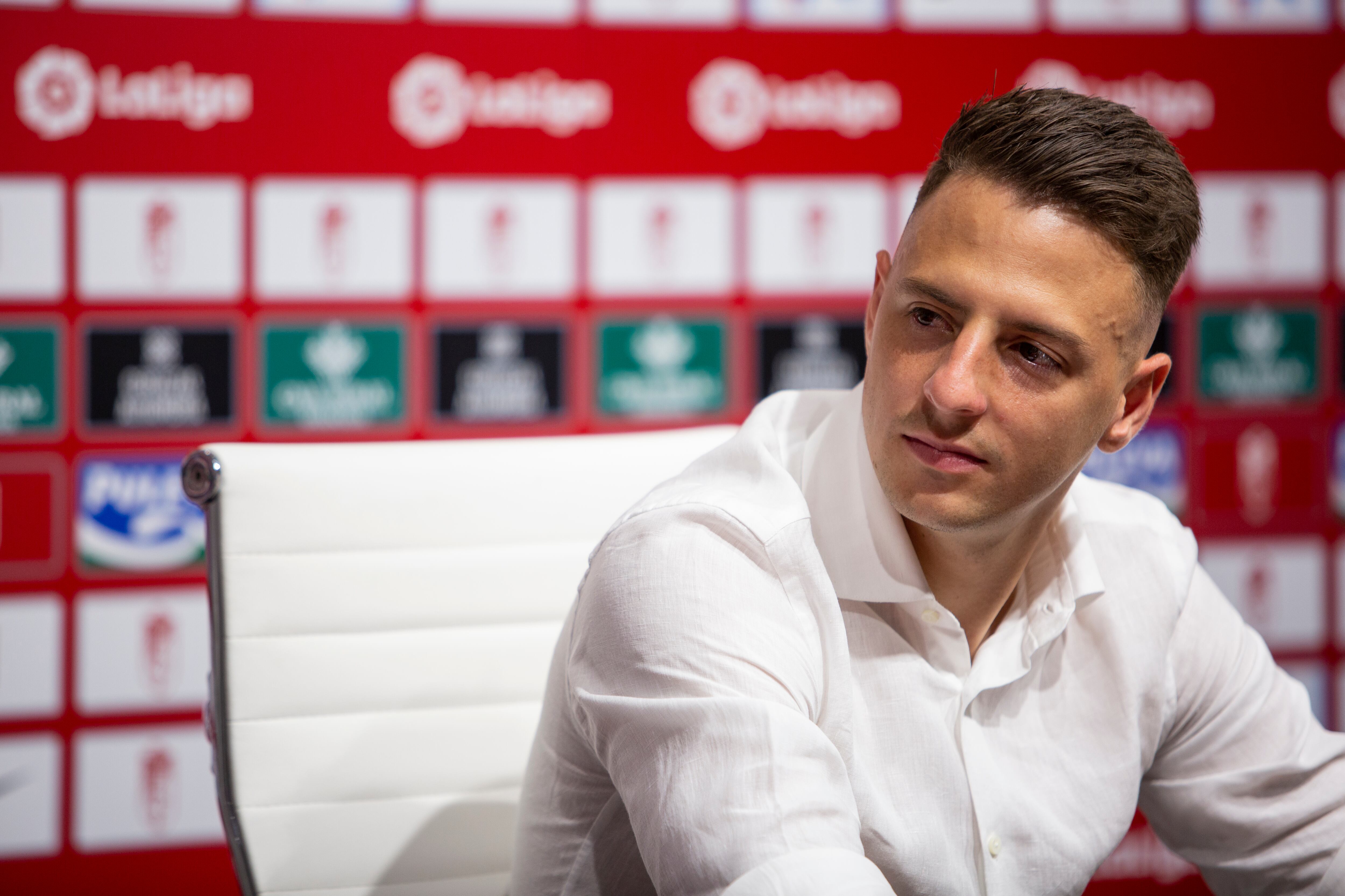 Santiago Arias during his presentation as a new Granada CF player at Nuevo Los Carmenes Stadium on August 31, 2021 in Granada, Spain
 (Photo by Álex Cámara/NurPhoto via Getty Images)