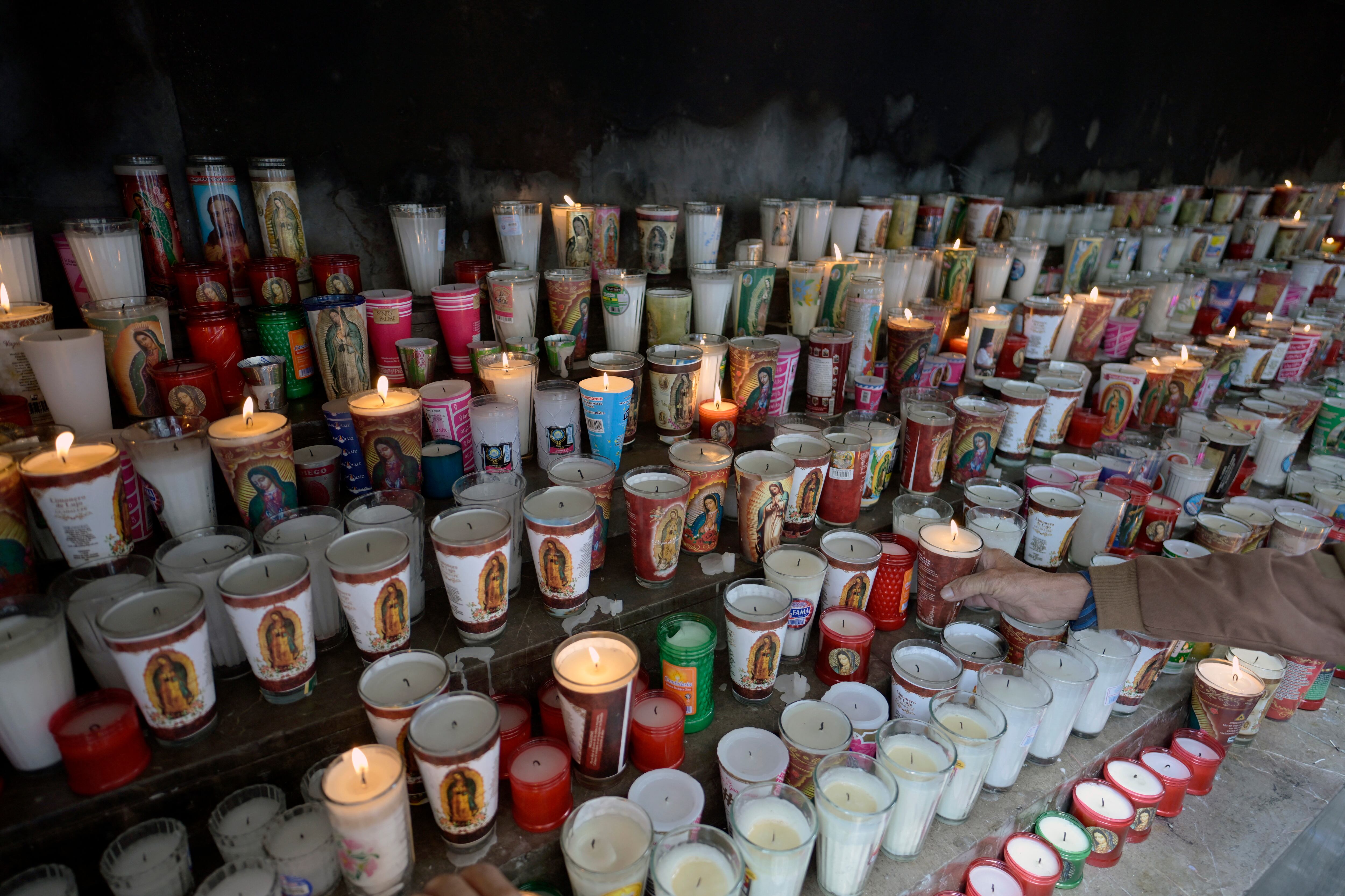 Decenas de velas fueron encendidas en la Basílica de Guadalupe para orar por la recuperación del papa Francisco.