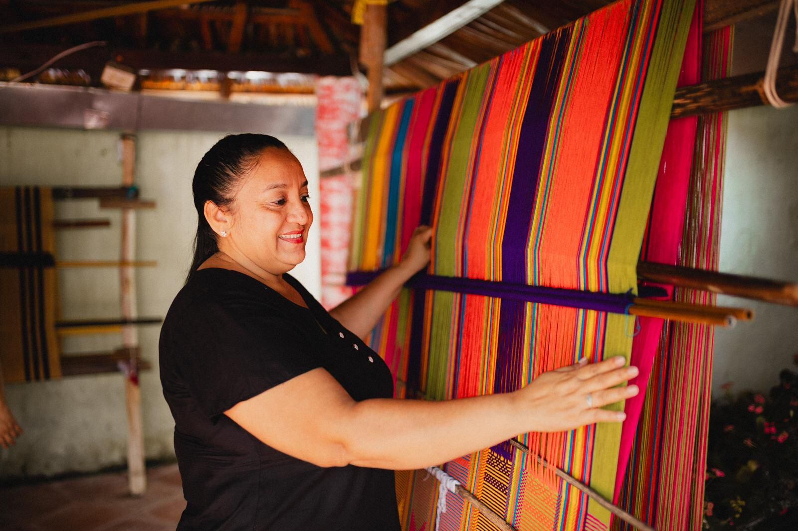 Mujeres que tejen en Bolívar.