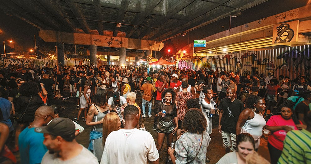 El Viaduto Negrão, en el barrio Madureira,
es escenario de la fiesta, donde se baila
funk y charme.