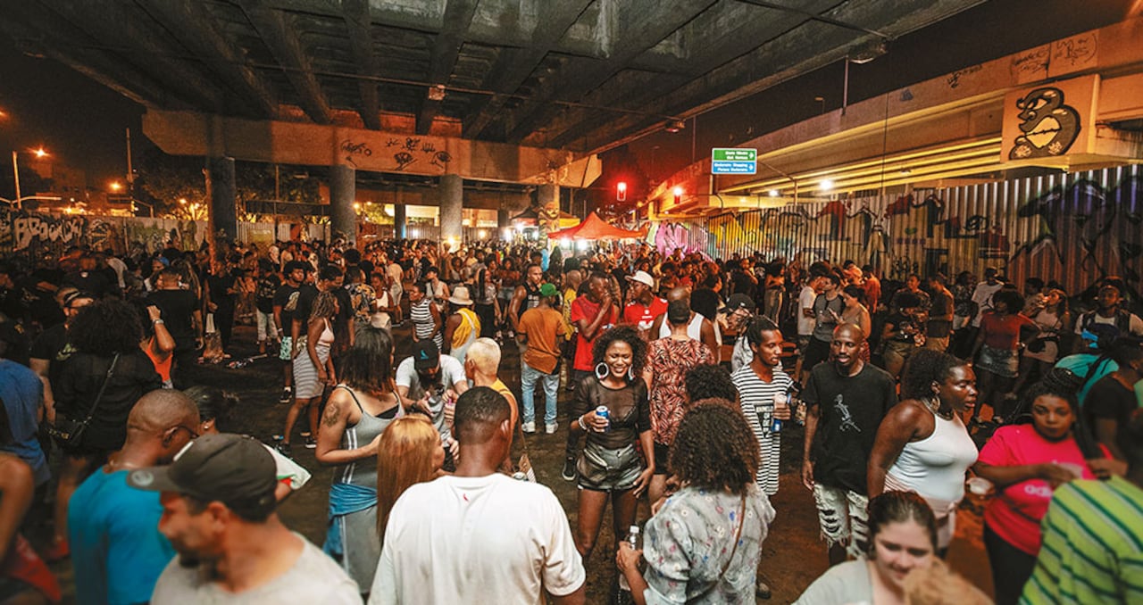 El Viaduto Negrão, en el barrio Madureira,
es escenario de la fiesta, donde se baila
funk y charme.