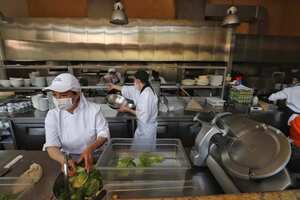 Teresita lleva 27 años trabajando en las cocinas de los restaurantes del Grupo Zona K. "Le pedía a Dios todos los días que no cerraramos" dice "hoy tengo fe de que va a venir la misma gente, de que nos va a ir bien".