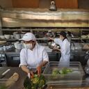 Teresita lleva 27 años trabajando en las cocinas de los restaurantes del Grupo Zona K. "Le pedía a Dios todos los días que no cerraramos" dice "hoy tengo fe de que va a venir la misma gente, de que nos va a ir bien".