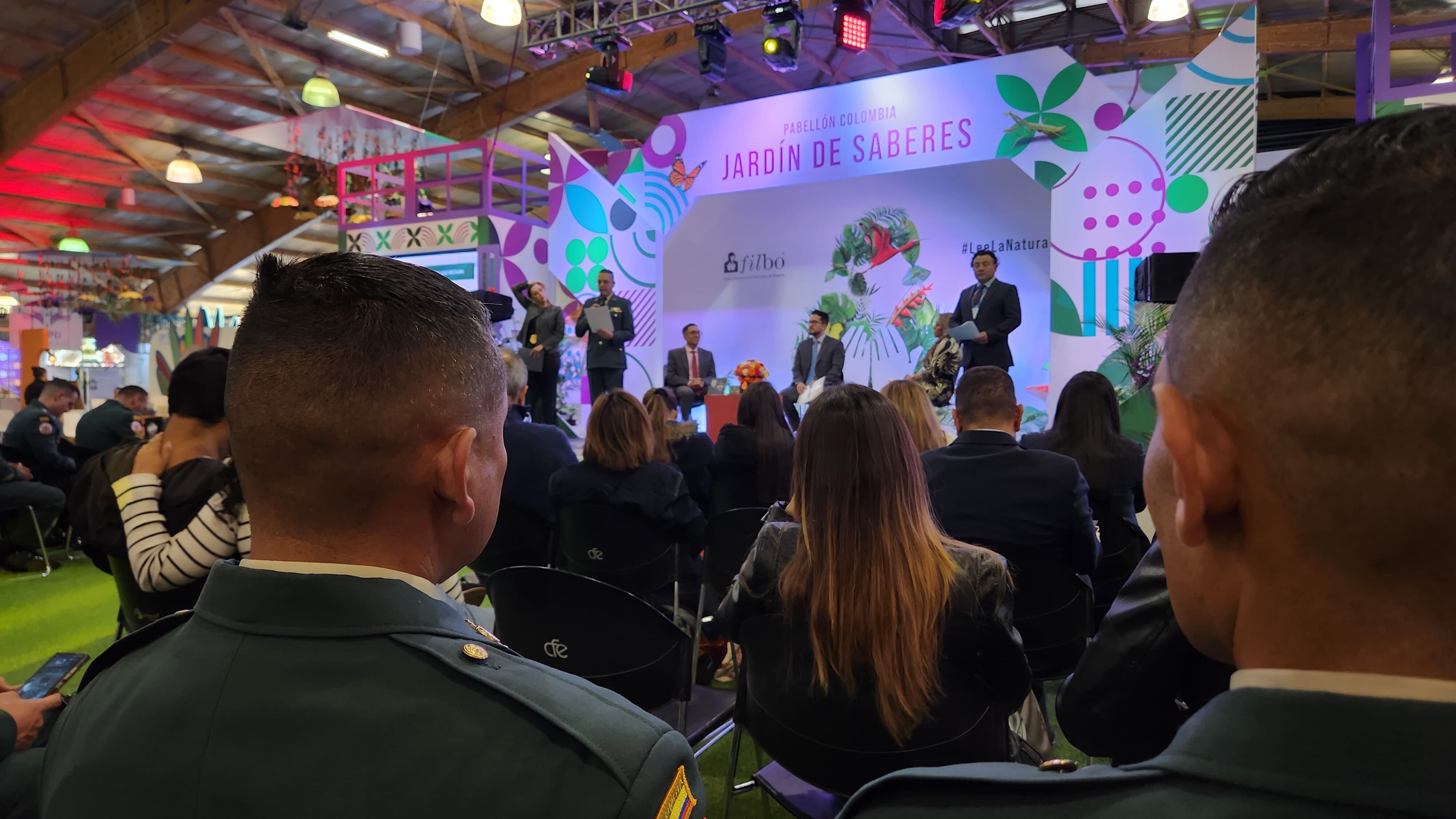 Ejército Nacional en la feria del Libro