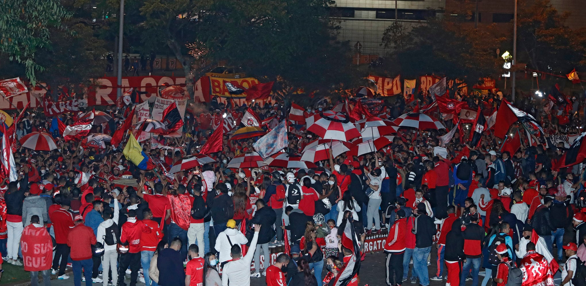 hinchas sin control por diversos puntos de la capital, sin las más mínimas medidas de bioseguridad contra el Covid 19