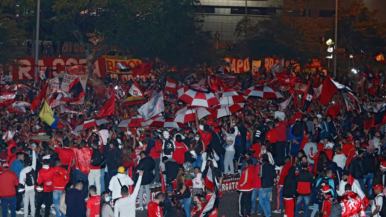 hinchas sin control por diversos puntos de la capital, sin las más mínimas medidas de bioseguridad contra el Covid 19