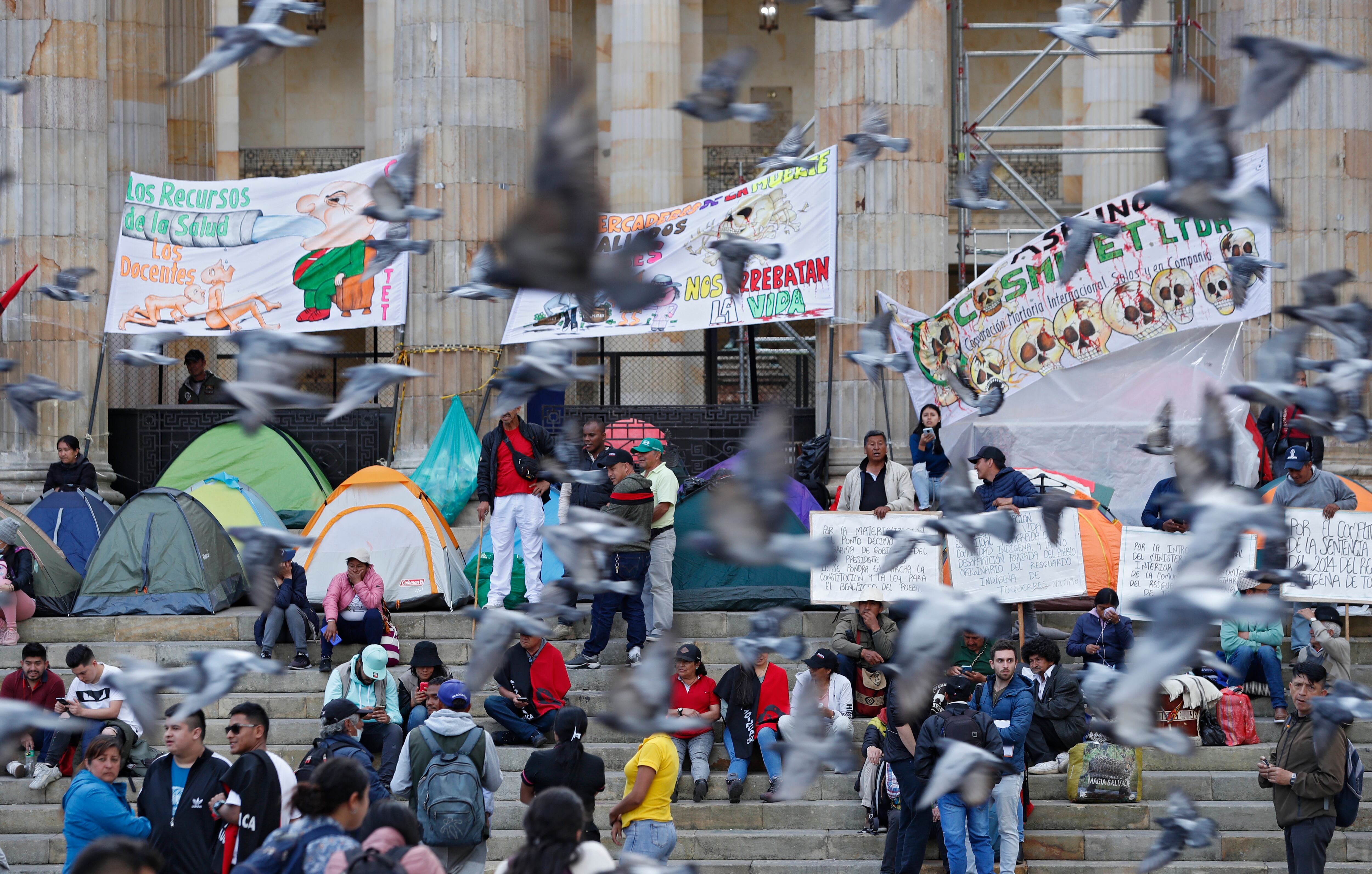 ASOINCA Indígenas y profesores provenientes del departamento del Cauca intentaron entrar a la fuerza al Congreso de la República  y se mantienen en la entrada del Congreso
Bogota feb 8 del 2023
Foto Guillermo Torres Reina / Semana
