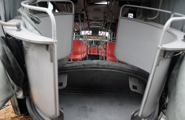 De acuerdo con la versión del Gerente de Transmilenio, Fernando Sanclemente, el choque se originó por una persona que se atravesó por el carril exclusivo de los buses que obligó al primer bus, a frenar de manera intempestiva. Detrás venía otro articulado que lo chocó por detrás y, se presume, que la fuerza del choque generó la vibración que llegó hasta el fuelle (acordeón) que se rompió. 