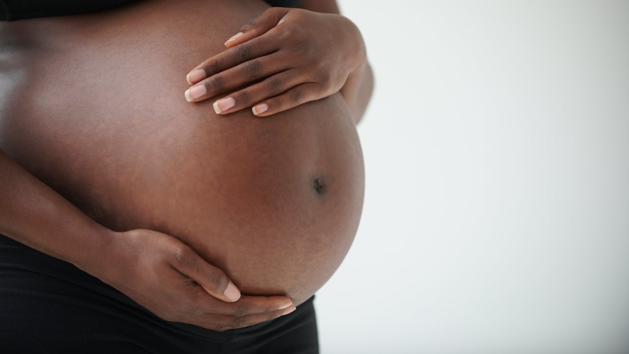 Mujer embarazada afro corre más riesgo de morir que una blanca.