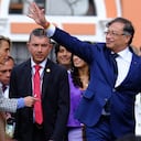 Handout picture released by Gustavo Petro's press office showing Colombia's President-elect Gustavo Petro and his wife Veronica Alcocer on arrival at the inauguration ceremony at the Bolivar square in Bogota, on August 7, 2022. - Ex-guerrilla and former mayor Gustavo Petro was sworn in as Colombia's first-ever leftist president, with plans for profound reforms in a country beset by economic inequality and drug violence. (Photo by Handout / Gustavo Petro's Press Office / AFP)