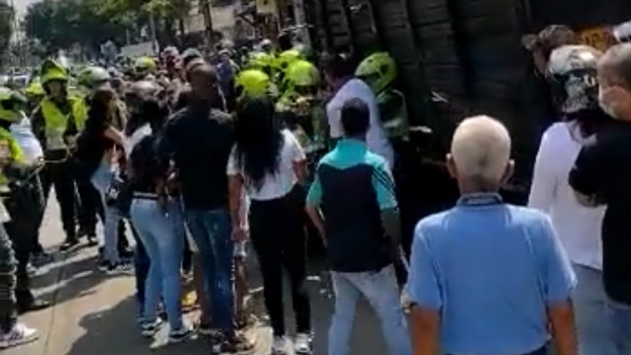 Asistentes al funeral se enfrentaron a miembros de la Policía Metropolitana de Cali.