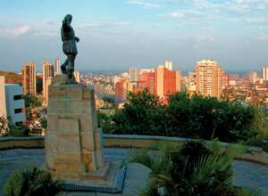 Cali: si desea llegar a la sucursal del cielo, hay tiquetes desde $130.000 y hotel desde $81.000. En Cali se puede disfrutar de museos, teatros y de una oferta gastronómica interesante. Asimismo, visitar lugares como el zoológico, el museo de arte moderno la Tertulia, la fuente y parque El Peñón, el puente Ortiz y la iglesia La Ermita.