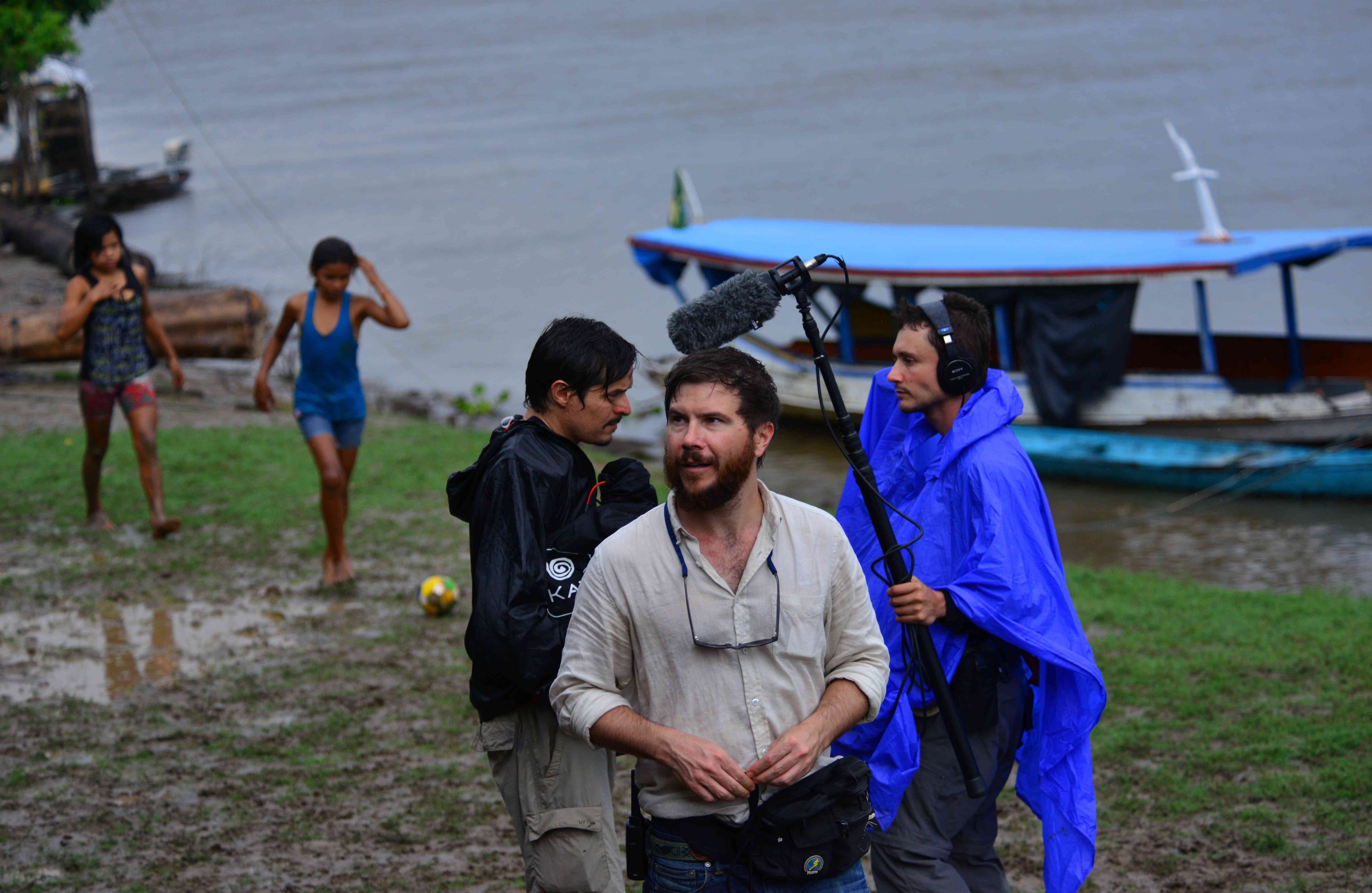 “Esa primera foto de la lluvia condensa el trabajo de René, parece un afiche de película de acción para el documental. Estaba lloviendo a cántaros, pero teníamos poco tiempo para grabar, entonces no podíamos parar. No importaba lo terrible de las condiciones, íbamos a narrar la historia sin que importara nada más”. 