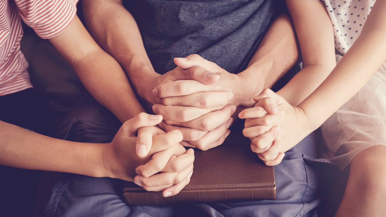 Las oraciones en familia son de las más poderosas para los cristianos.