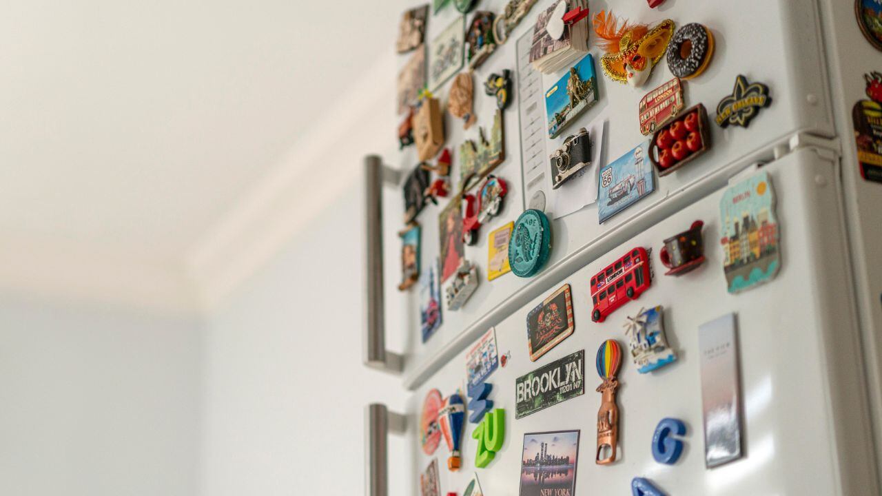 Expertos indican si funciona o no quitar los imanes de la nevera para reducir el consumo energético