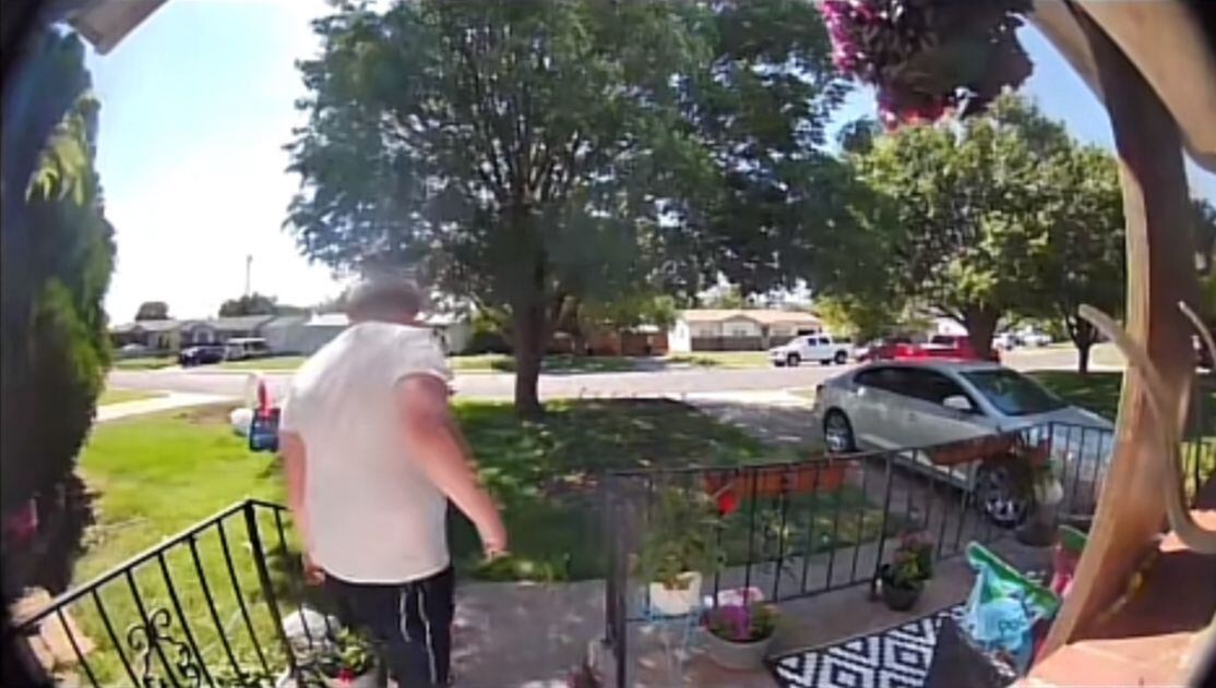 En un segundo video se puede ver al niño acercarse a la puerta 30 minutos antes pero regresó a su casa arrepintiéndose de tocar la puerta del vecino